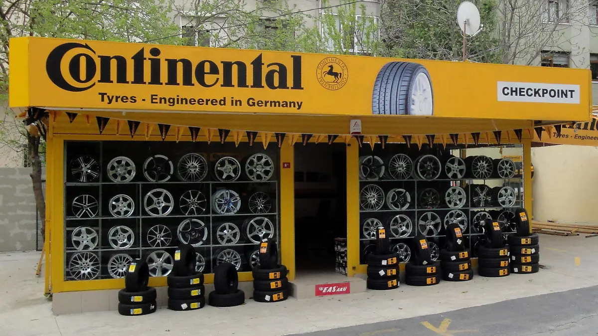 Istanbul_Continental_tyre_shop