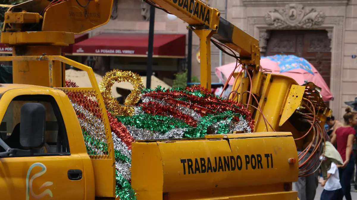 sigue instalacion de adornos patrios