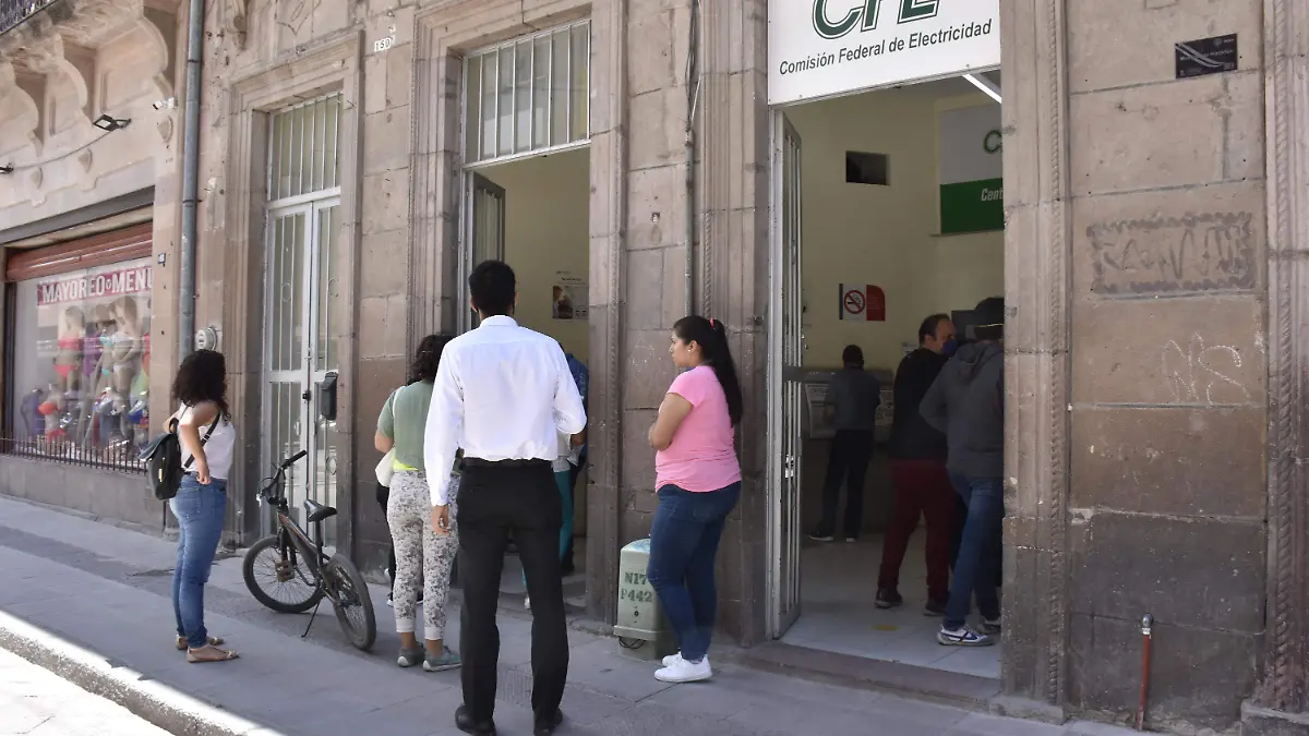 Fila Pago luz reabren negocios del centro  CFE