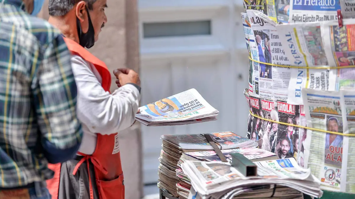 puestos de periodicos y revistas en los arcos  34