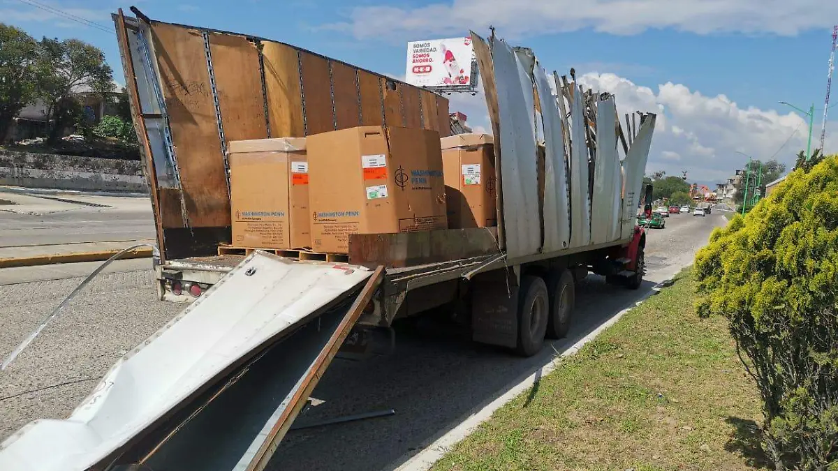 trailer atorado en rio santiago