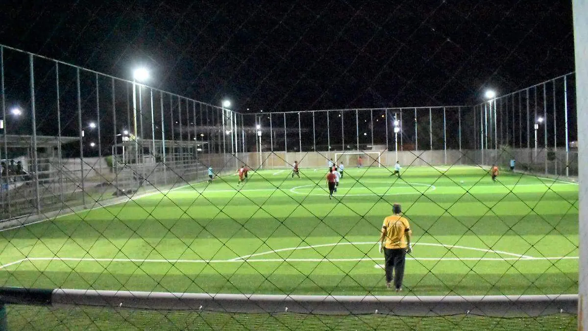 Rehabilitan cancha de futbol 7 en la Unidad Deportiva Cerritos (5)