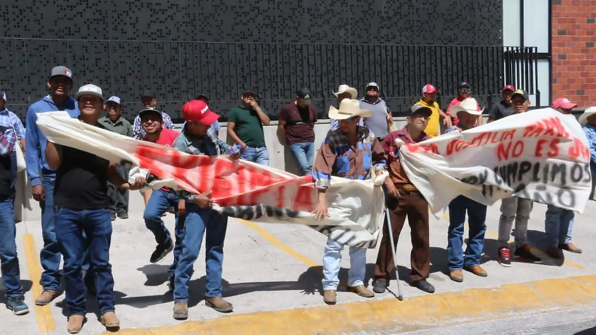 Protestan frente a Poder Judicial (6)