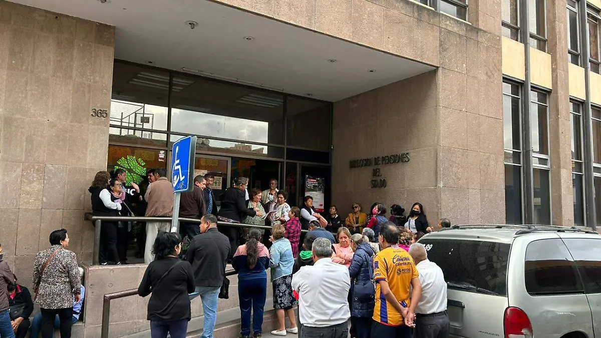 Docentes jubilados se manifiestan  (2)