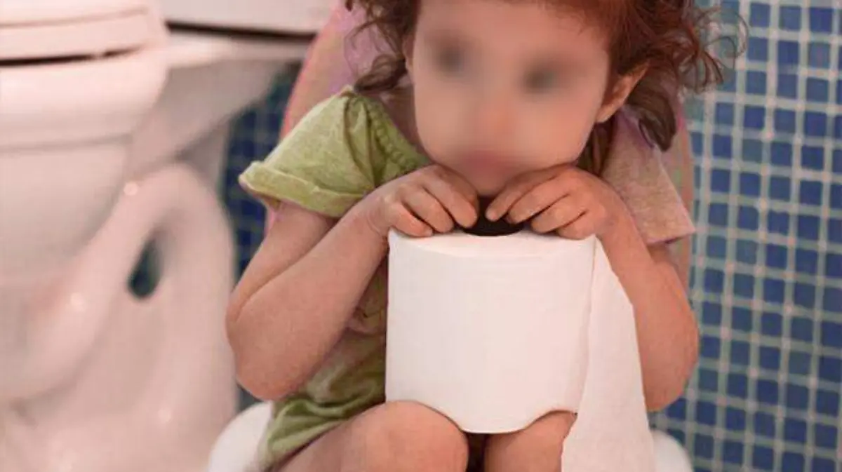 estreñimiento niña en el baño