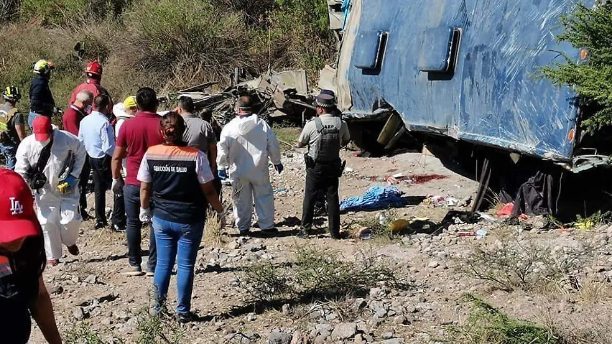 Autobús de pasajeros se accidenta en Mexquitic 3