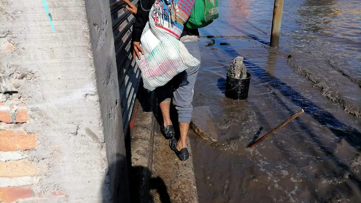 aguas negras en acceso norte estancamientos charcos de agua negra inundaciones  3