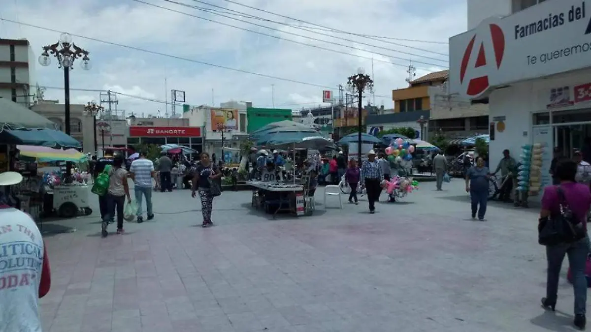 Las lluvias han afectado a  comerciantes ambulantes