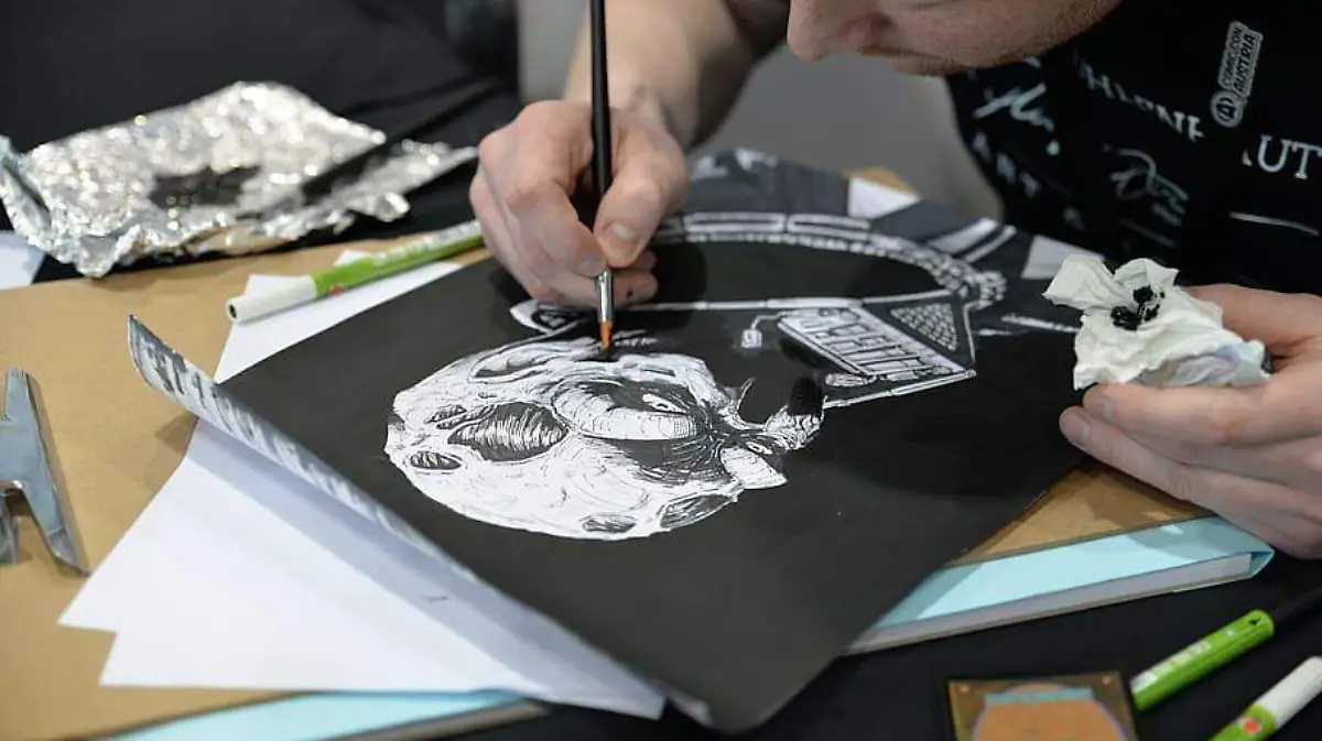 artist-drawing-comic-comic-con