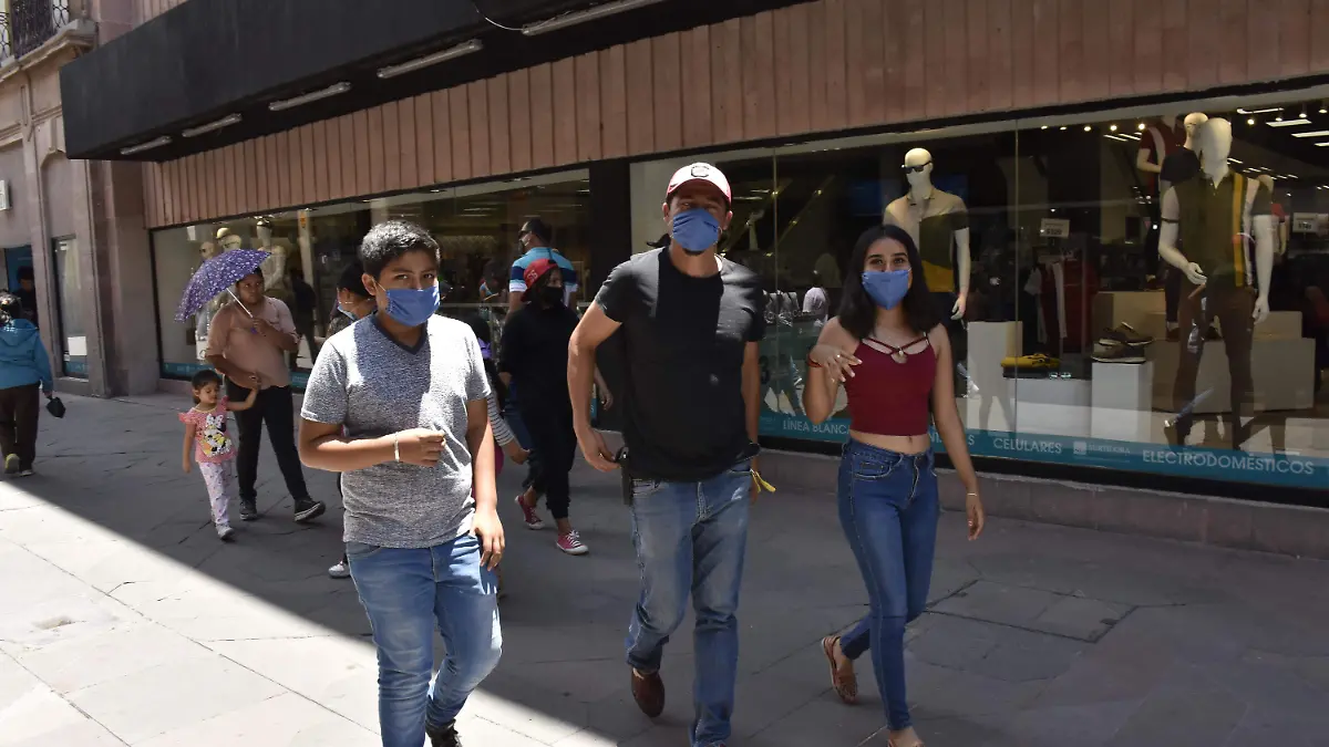 Flujo de gente en el centro reabren negocios del centro 