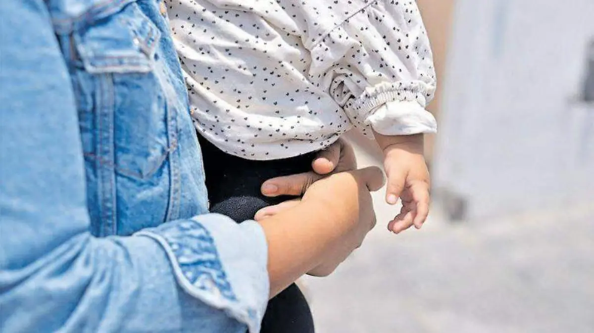 mano de bebe y madre
