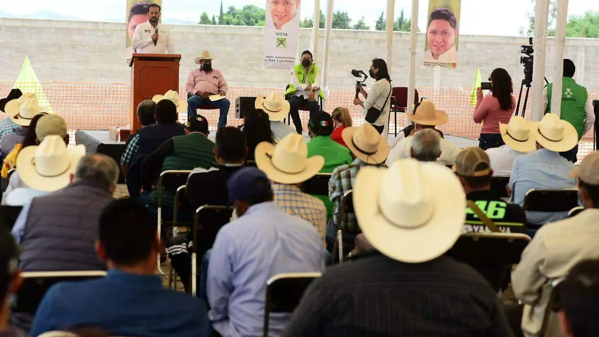 En reunión con ganaderos