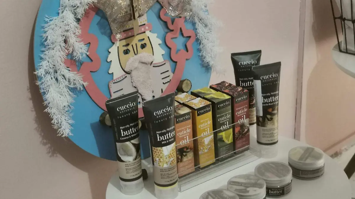 Ofrece prendas femeninas, como bellas y cómodas pijamas, hechas por talentosas costureras