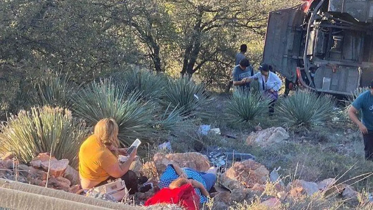 Cae autobús a un barranco en SLP 1