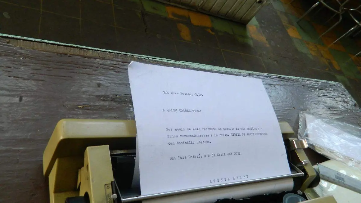 Sobre la hoja de papel a ritmo de la máquina de escribir se crean oficios