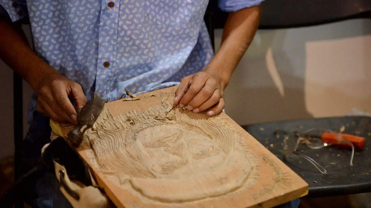 Trabaja la madera.