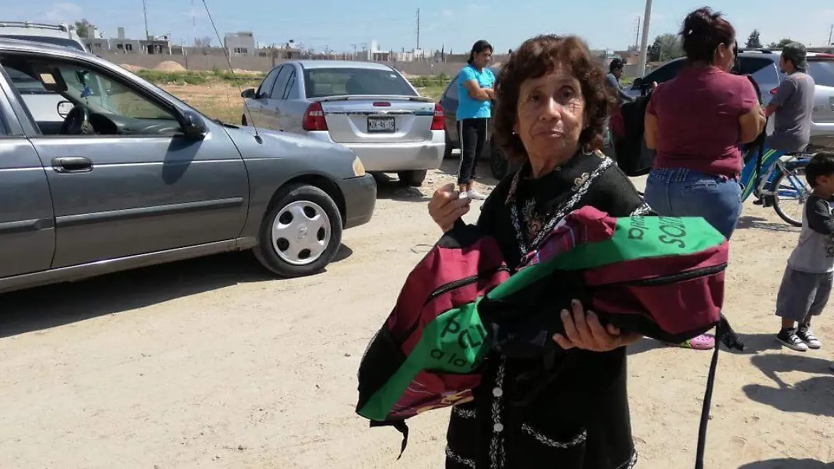 Entregan mochilas y útiles  4