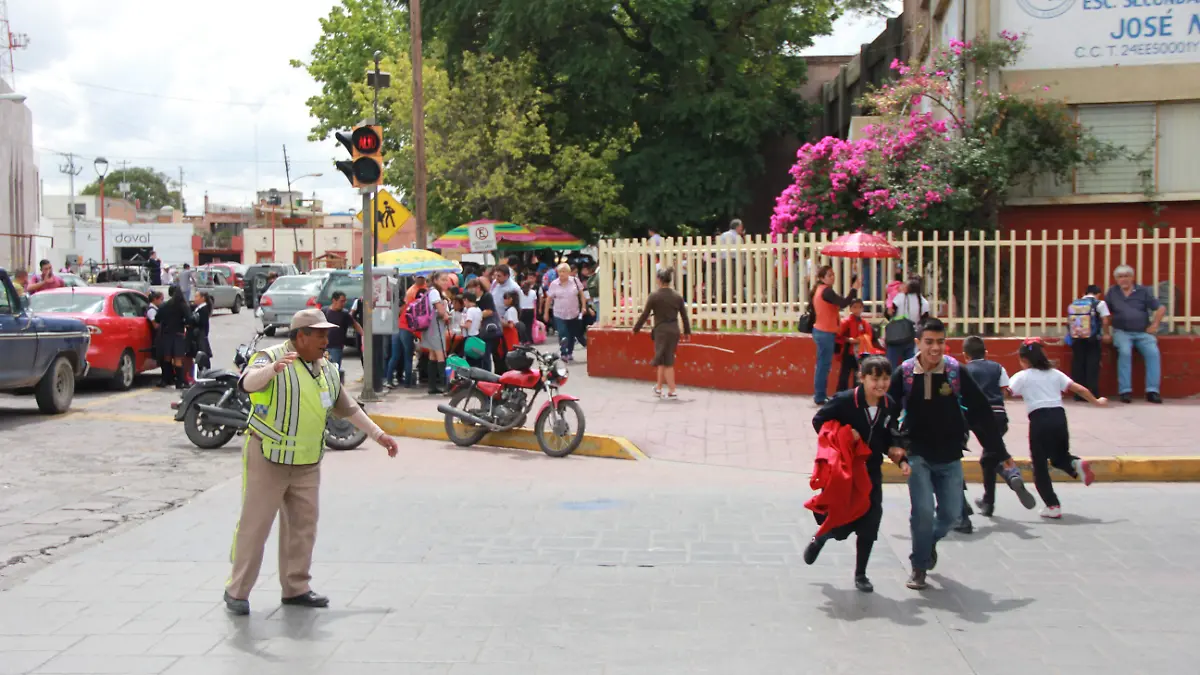 saleindo de la escuela