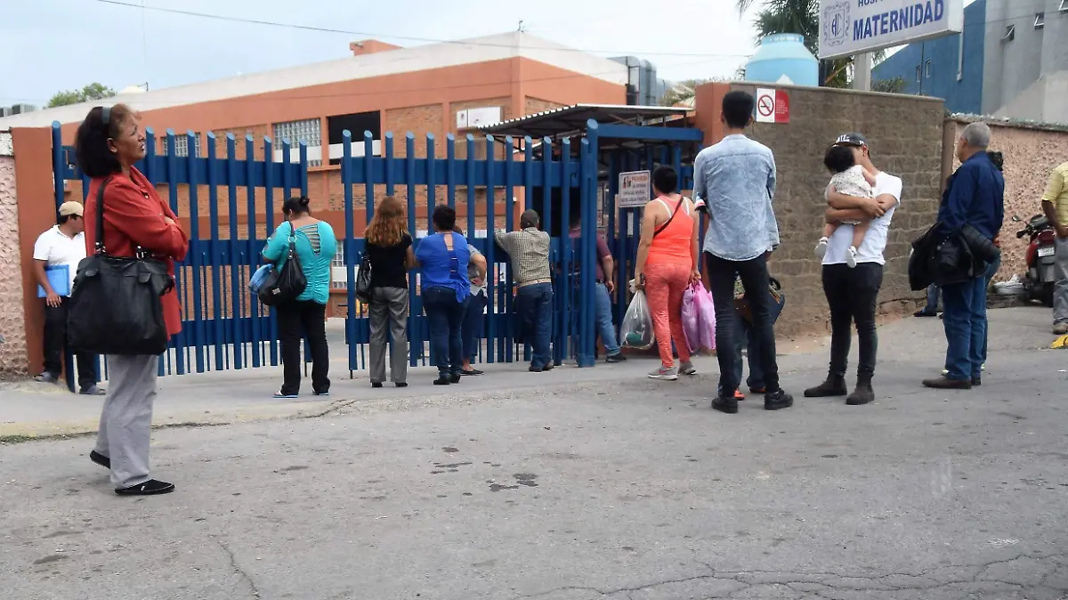 familiares de pacientes del hospital central en espera  (1)