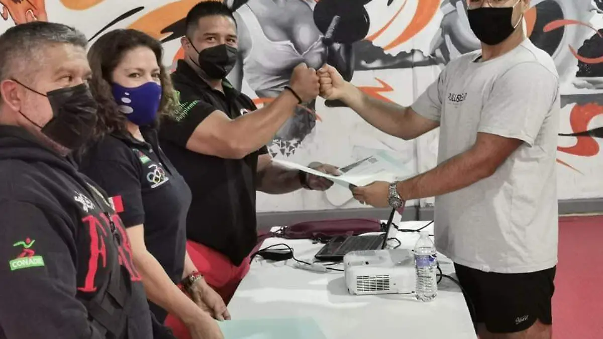 Al final se entregaron las constancias a los participantes por completar el quinto módulo. / cortesía AEFFSLP.