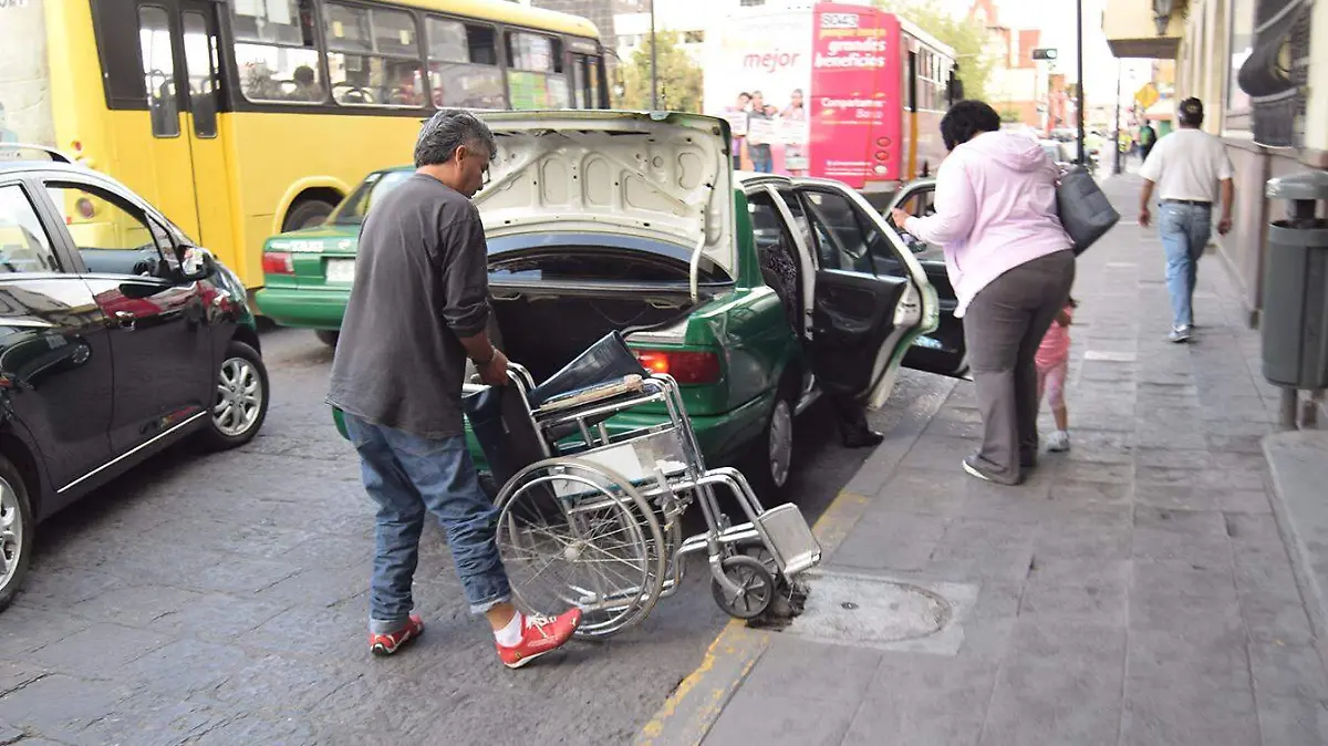taxista apoyando a persona con discapacidad (2)
