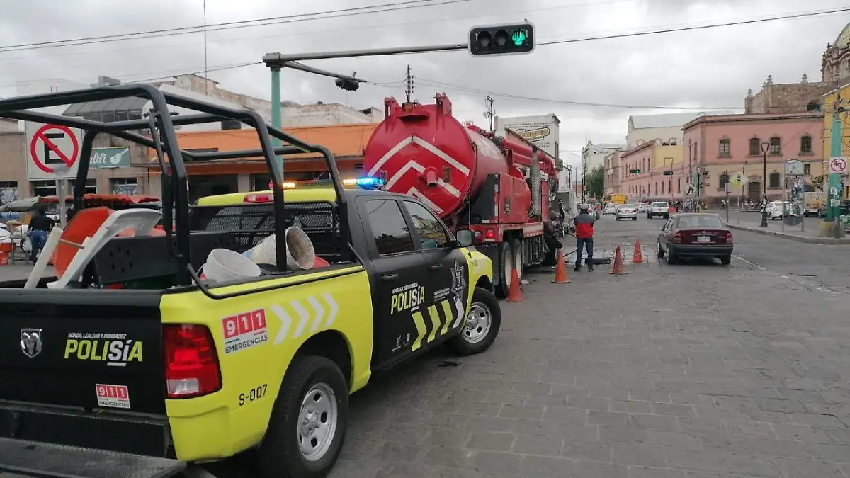 taponean drenaje de eje vial