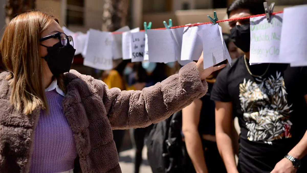 Cuelgan tendedero de denuncias (14)