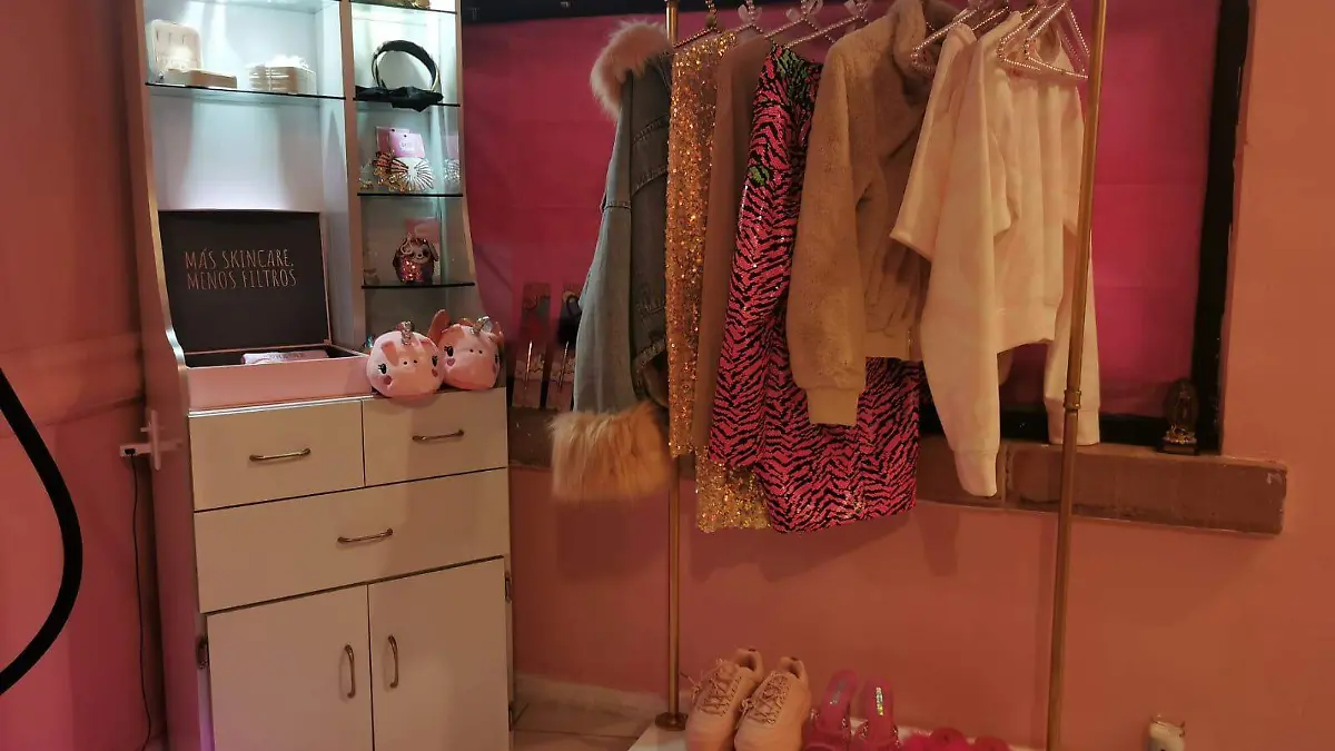 Ofrece prendas femeninas, como bellas y cómodas pijamas, hechas por talentosas costureras