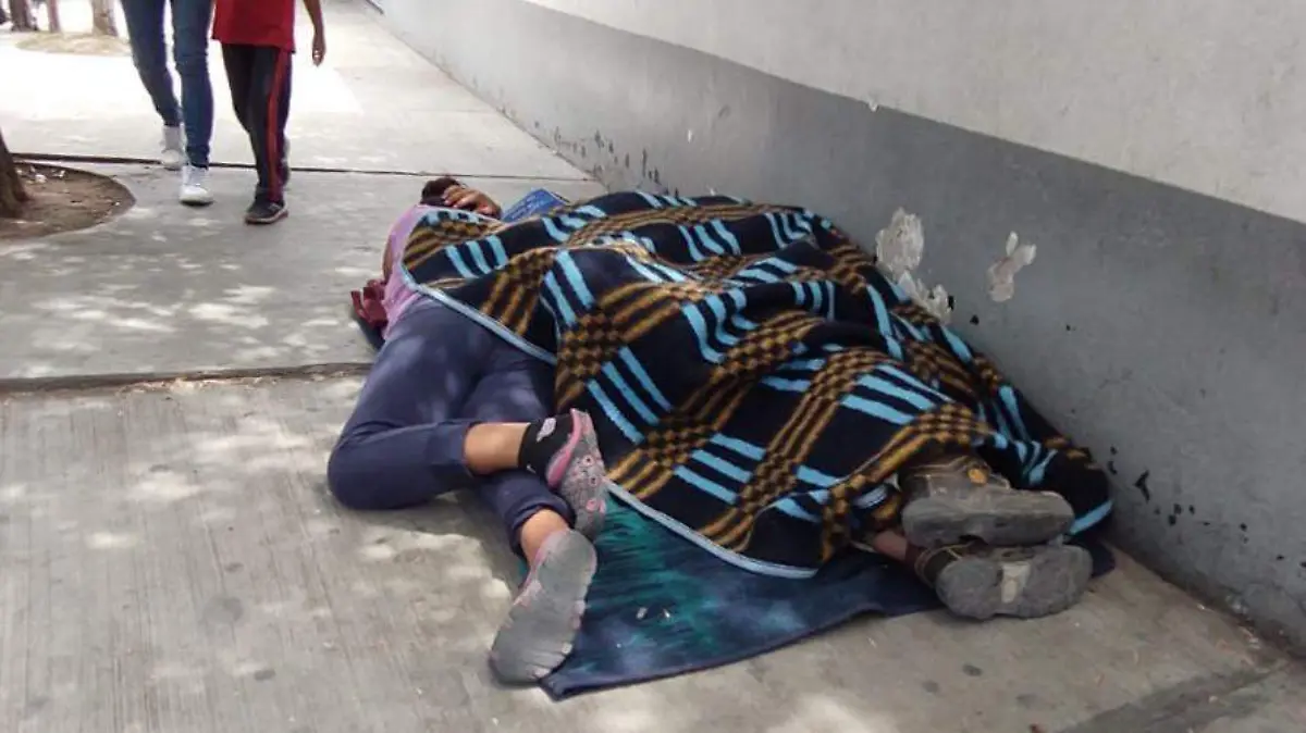 gente duerme a las afueras del hospital central
