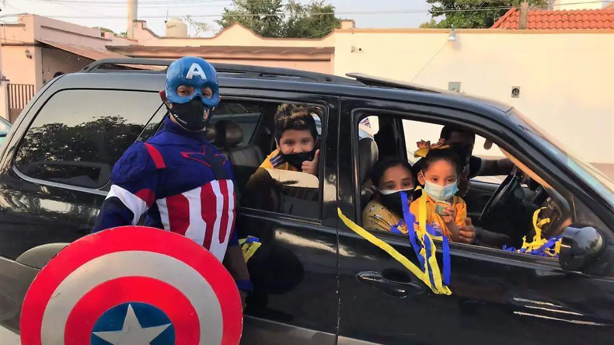 Superheroes entregaron cubrebocas a niños