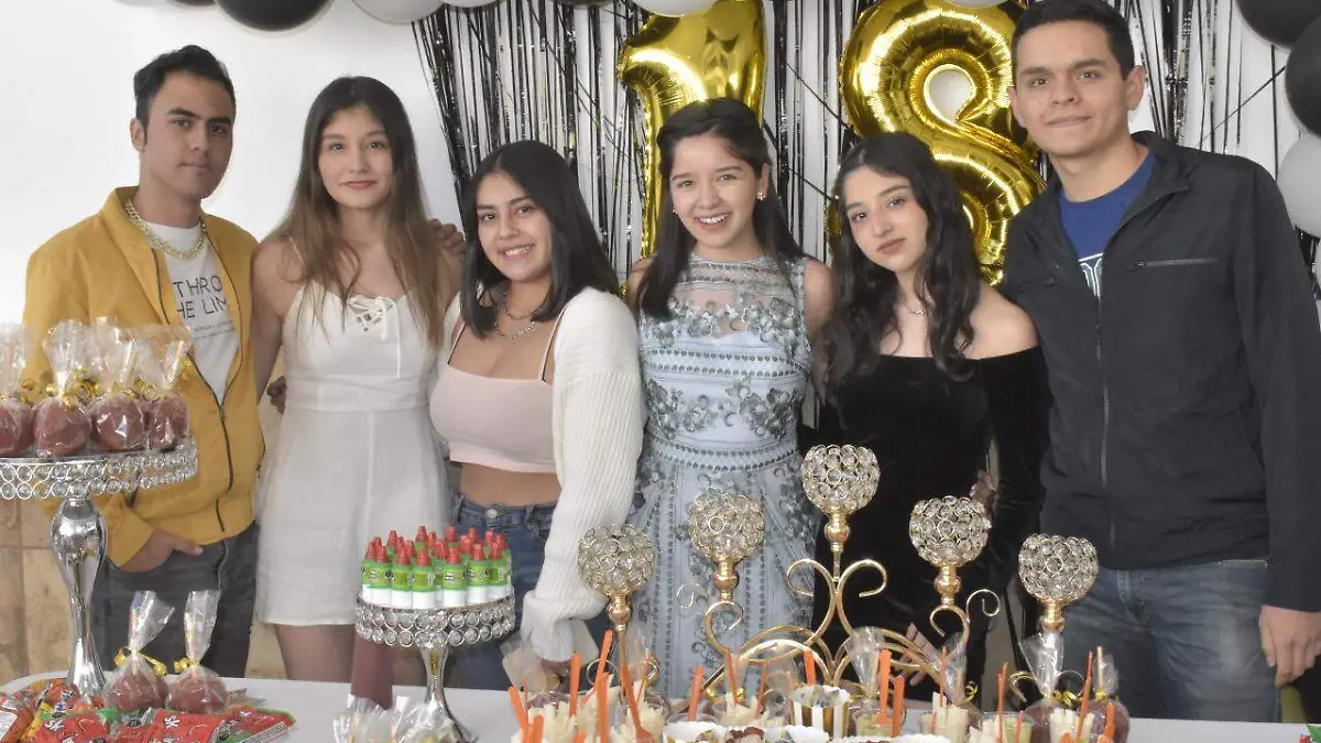 cumpleaños feliz con familia y amigos