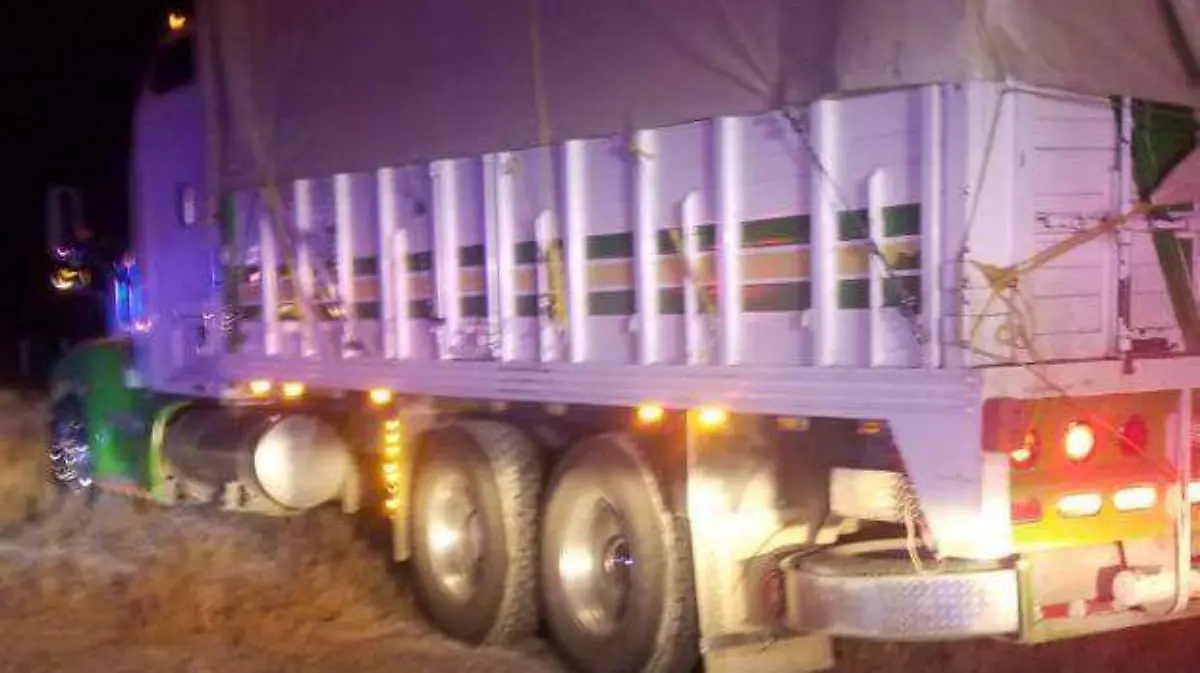 El camión donde viajaban apilados los migrantes