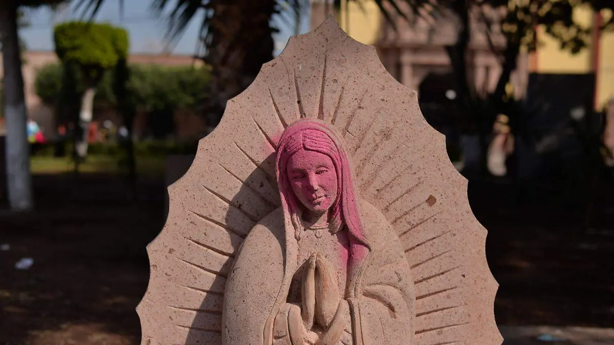 virgen de soledad vandalizada con pintura 2