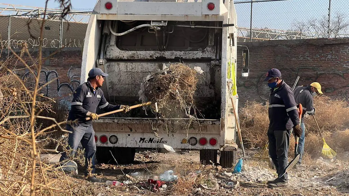 Continúa limpieza de baldíos gob mpal 2