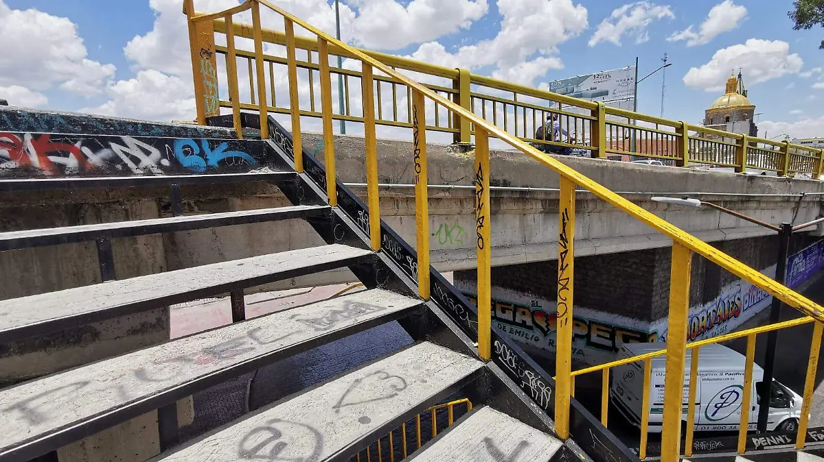 escaleras del Puente Universidad 2