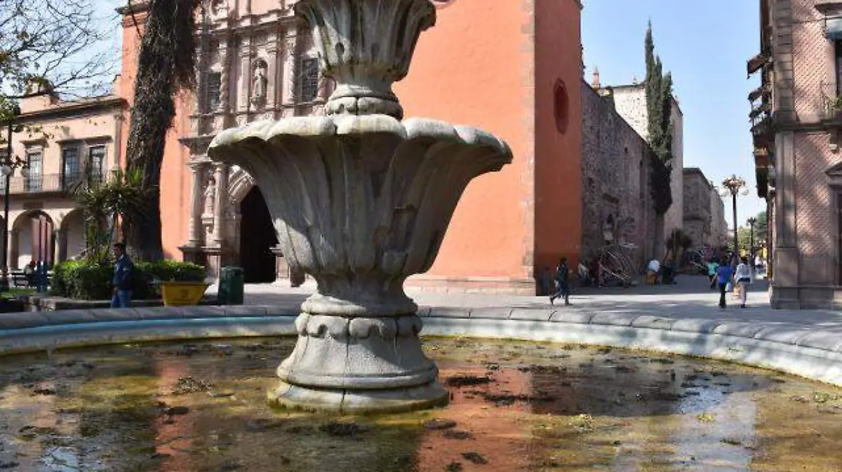 fuente san francisco sin agua y sucia3