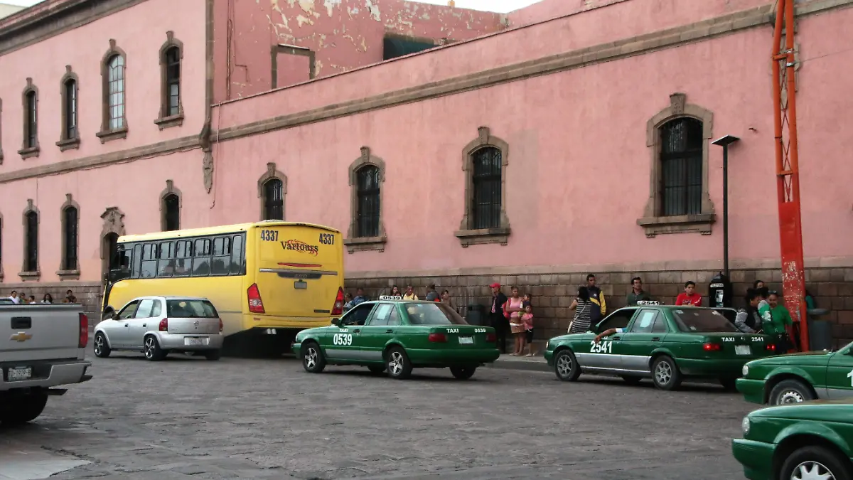 TAXISTAS NO RESPETAN PARA BUS.
