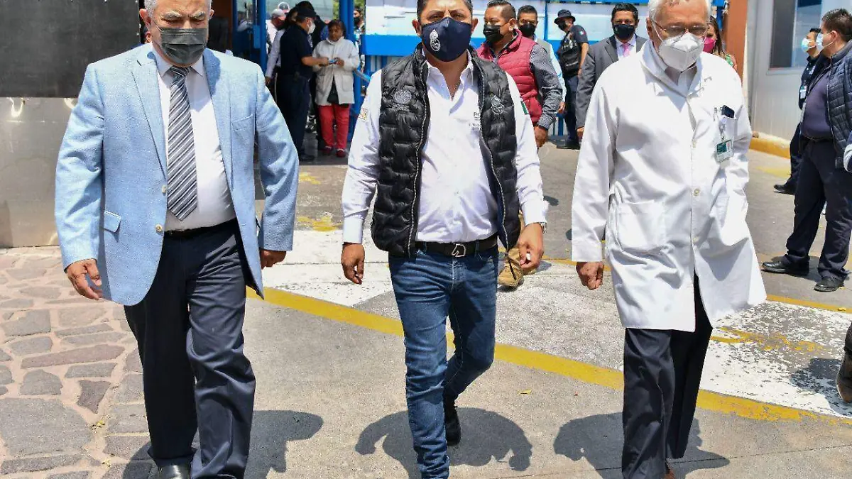 El gobernador Gallardo con funcionarios de Salud