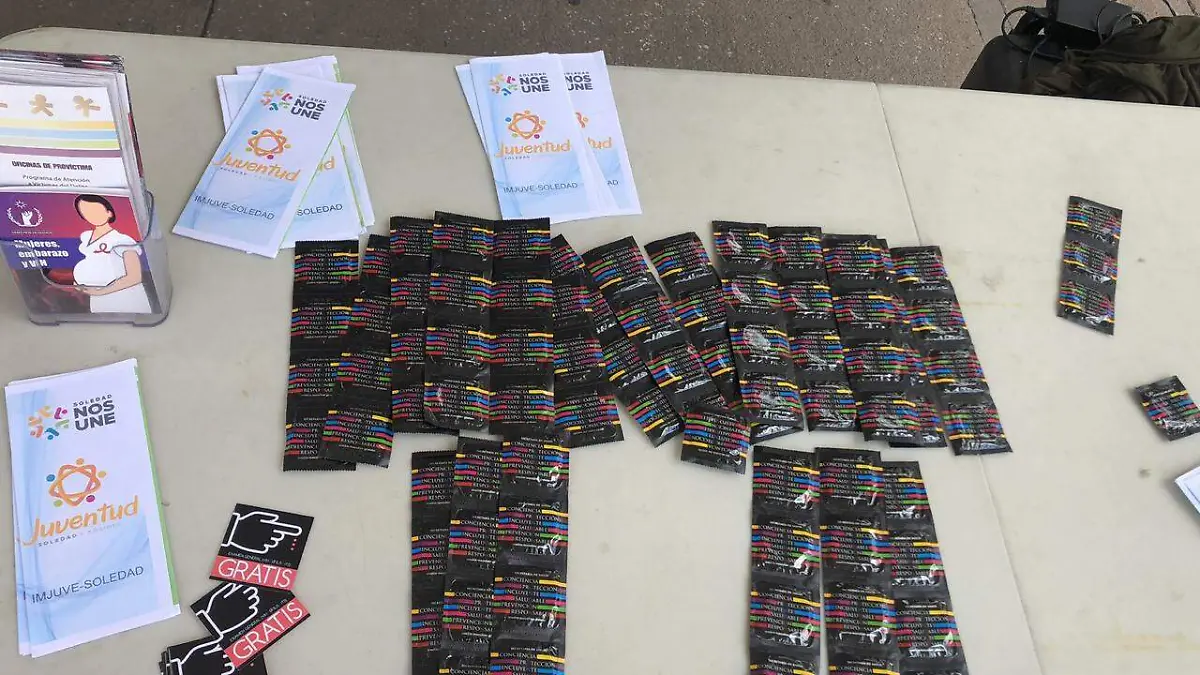 Entrega de condones INJUVE SOLEDAD