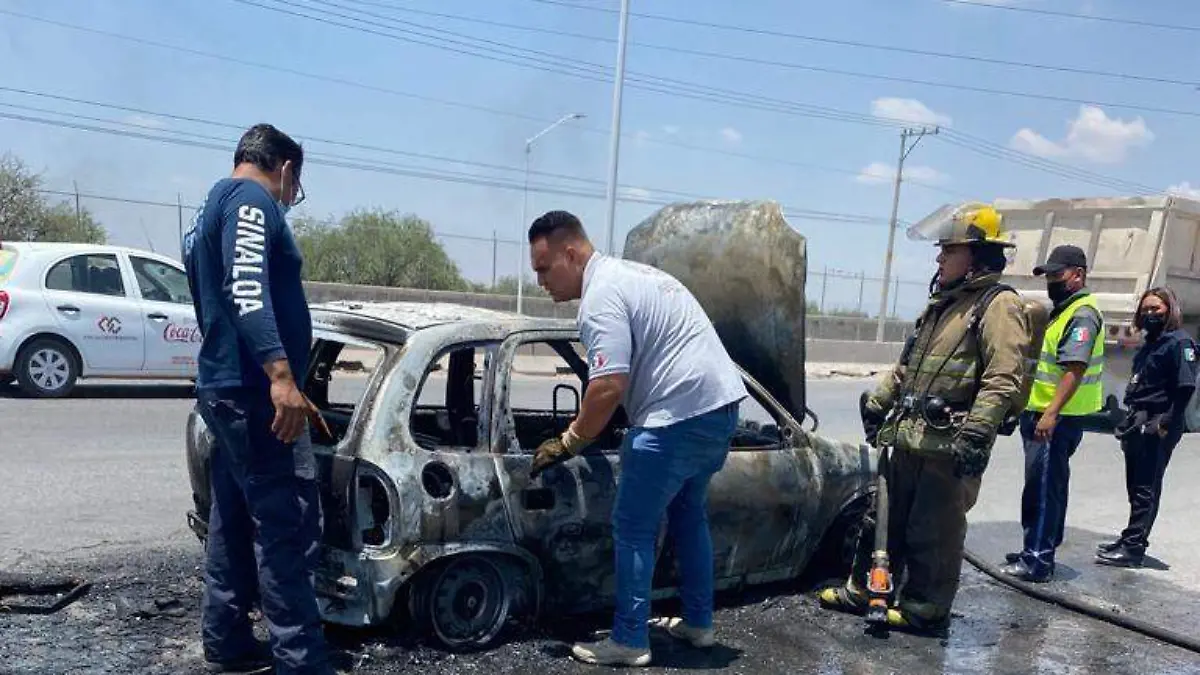 vehículo incendiado en Periférico 1
