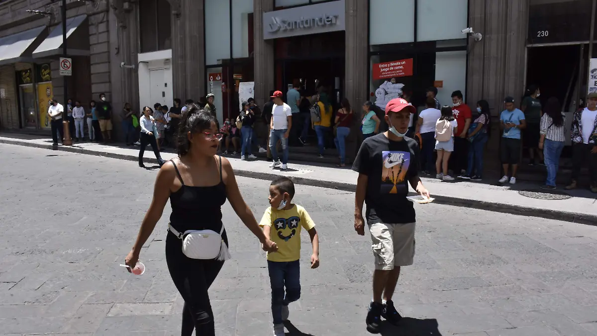 Fila del banco reabren negocios del centro 