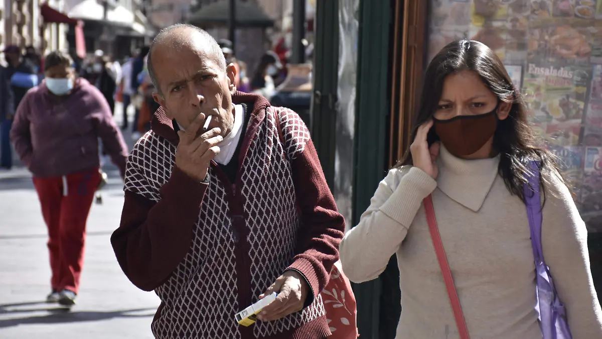 sin cubrebocas cigarro fumando tapabocas