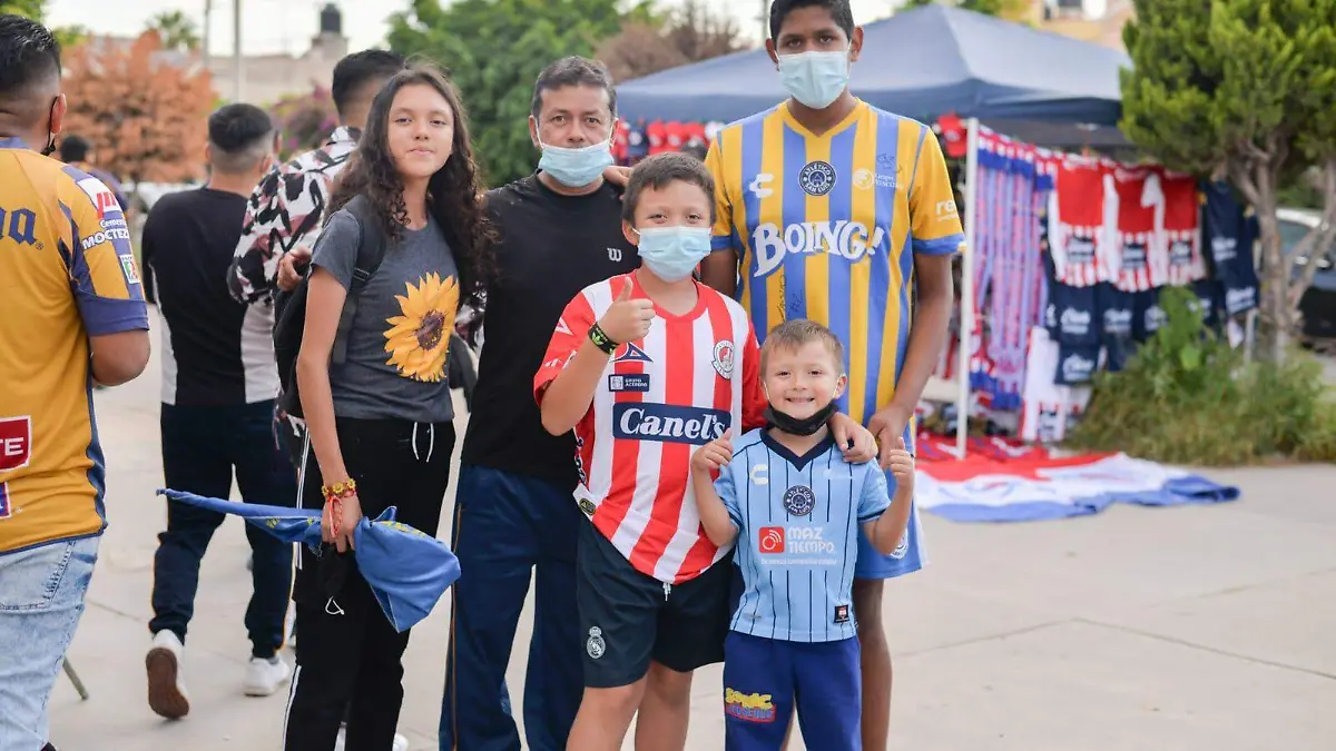 Infantes, adolescentes y personas de todas las edades se dieron cita para apoyar a nuestro equipo potosino