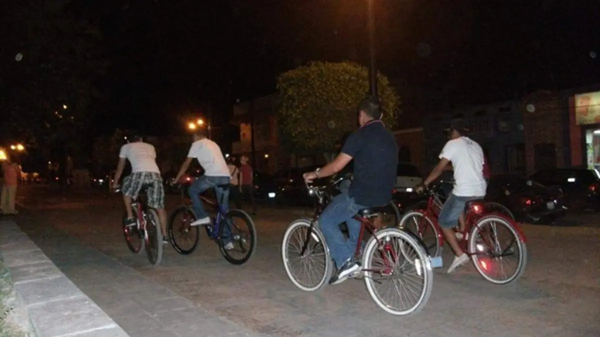 CICLISTAS CORREN EN LAS PLAZAS