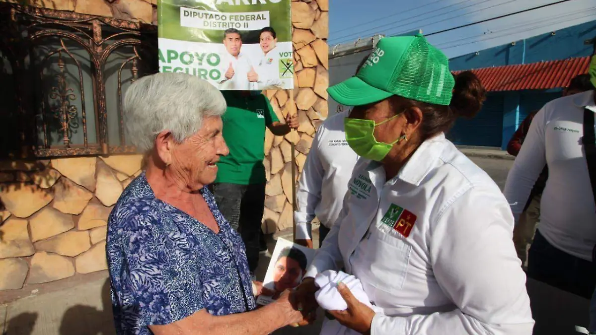 Leonor Noyola en campaña en Soledad