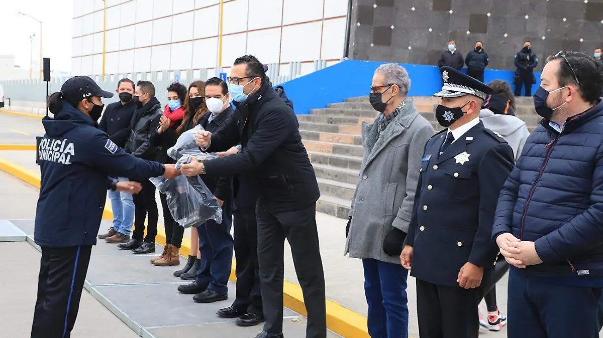 ENTREGA EL ALCALDE UNIFORMES Y EQUIPAMIENTO A LA POLICÍA MUNICIPAL 