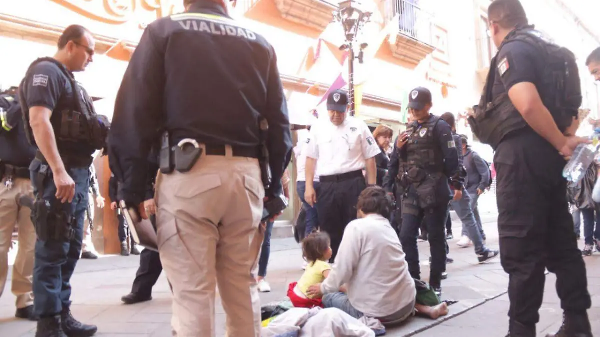 menor en compañia de hombre en situacion de calle