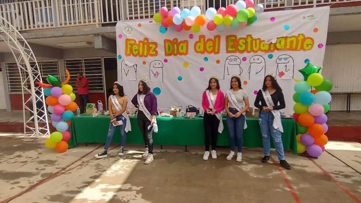 Como corresponde, la reinas presidieron