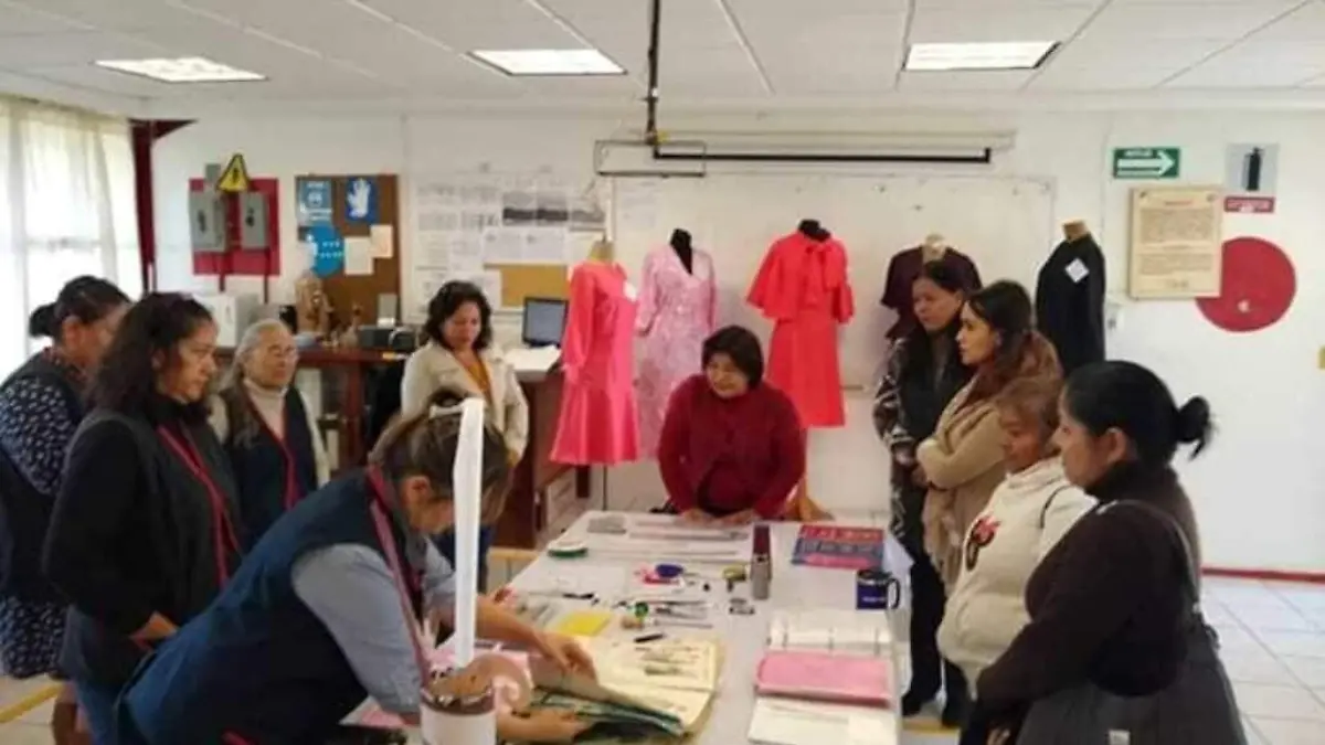 Realiza exposicion la especialidad e confeccion industrial de ropa del CECATI 131