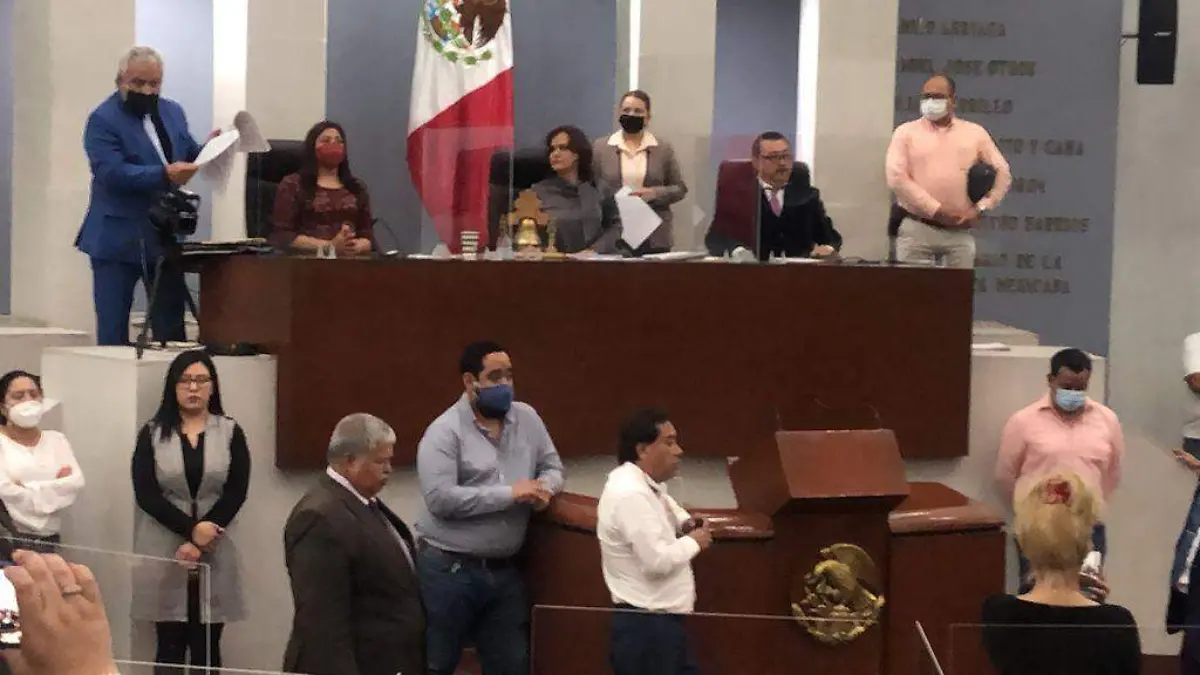 Irrumpen abogados en sesión del Congreso 2